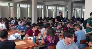 Yüzde 200'den fazla zam yapılmıştı... Ege Üniversitesi öğrencilerinden çatal-kaşıklı protesto