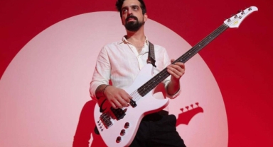 Yüzüyüzeyken Konuşuruz grubunun bas gitaristi hakkında darp iddiası