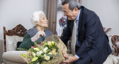 Başkan Batur, 24 Kasım’da yine öğretmeninin yanında