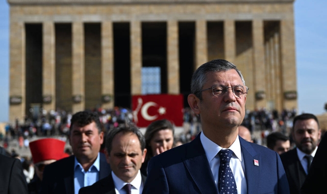 CHP ile Anıtkabir Komutanlığı arasında çelenk krizi