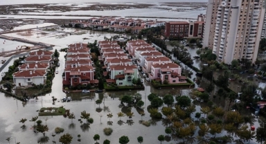 Deniz yükseldi, evler ve işyerleri su altında kaldı, elektrikler kesildi... İzmir afeti yaşadı!