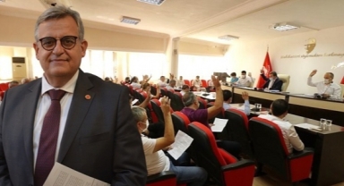 DEVA Partisi'nin Büyükşehir Meclisi'nde koltuğu kalmadı... Nezih Özuyar istifa etti!