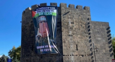 Diyarbakır surlarına kanadı İzzeddin el-Kassam Tugayları sözcüsünün pankartı asıldı