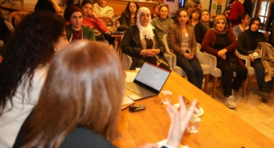 Efesli kadınlar, kadına yönelik şiddete dair söyleşide buluştu 