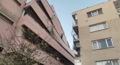 Faciadan dönüldü... Karabağlar'da yıkılan bina yan yattı!