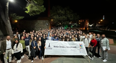 Genç İzmirliler Ata’nın huzurunda