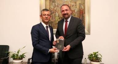 Gümrükçü'den Özel'e düğün davetiyesi