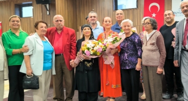 Huzurevi Bedia Akartürk’tün türküleri ile şenlendi