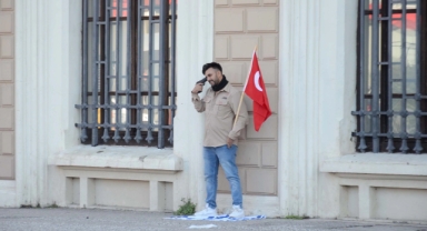 İsrail bayrağını yere serip, başına tabanca dayamıştı... Tutuklanarak cezaevine gönderildi!