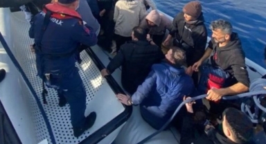İzmir açıklarında 99 kaçak göçmen kurtarıldı
