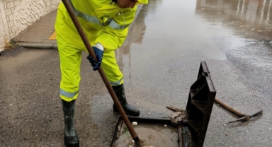 İzmir Büyükşehir Belediyesi ekipleri yağmur mesaisinde
