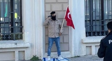 İzmir’de İsrail protestosu: Kafasına silah dayadı, İsrail bayrağını çiğnedi! 