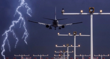 İzmir'den Adana'ya gitmeye hazırlanan uçağa yıldırım çarptı!