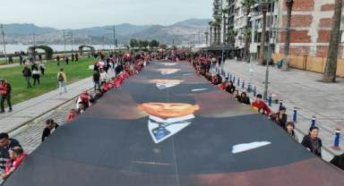 İzmirliler Ata’ya saygısını gösterdi: Halk, 350 metrelik posterle yürüdü