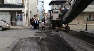 Karabağlar Belediyesi asfalt ekipleri serimlerine devam ediyor