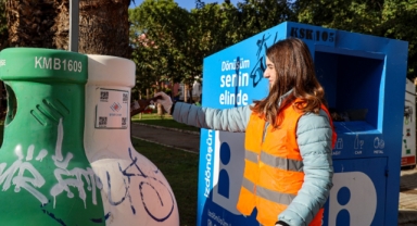 Karşıyaka Belediyesi gençlere geri dönüşüm bilinci aşılıyor