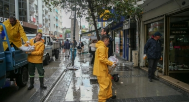 Konak Belediyesi’nden esnafa kum torbası desteği