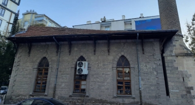 Osmanlı döneminde yapılan tarihi caminin dış cephesine klima taktılar