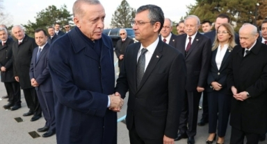 Özel ve Erdoğan Anıtkabir'de tokalaştı: 