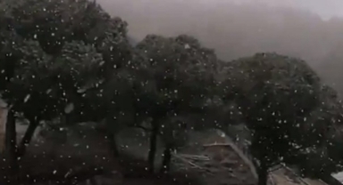 Sağanak yağış yerini kara bıraktı: İzmir'e kar yağdı! 