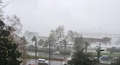 Zonguldak'ta fırtına: Okullar tatil edildi, cezaevi boşaltıldı, gemi ikiye bölündü! 