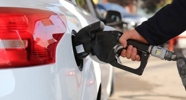 Benzine indirim geldi: Fiyatlar, pompaya yansıdı