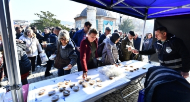 Büyükşehir şehitler için helva ve lokma dağıttı