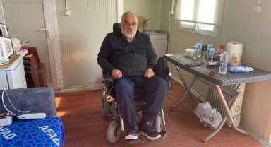 Engelli depremzede: “Tuvalete gitmemek için yemek yemiyoruz”