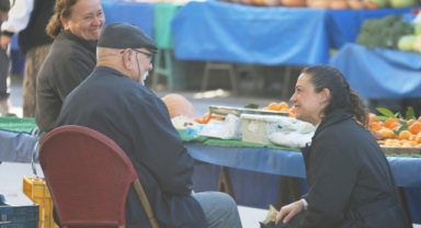 Filiz Başkan´a pazarda sıcak karşılama 