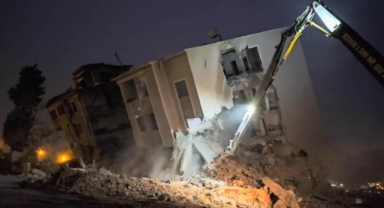 Hatay’da 5 katlı okul iş makinesiyle yıkıldı.