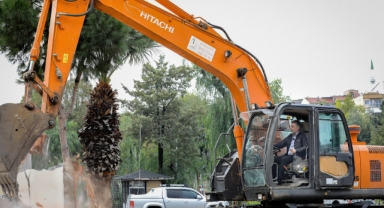 İlk kepçeyi Başkan Sandal vurdu! Bayraklı'ya İzmir’in en modern Kent Meydanı