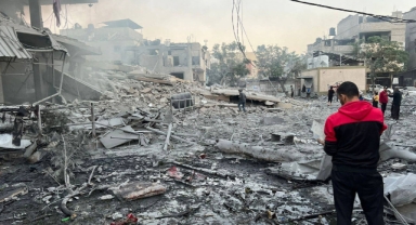 İsrail mülteci kampını vurdu: En az 100 kişi öldü