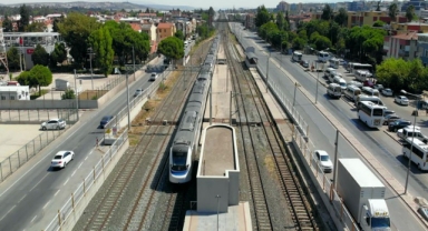 İzmir’de TIR ve tren çarpıştı: Bir kişi ağır yaralı 
