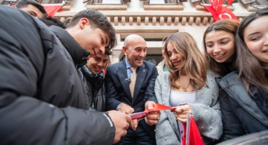 İzmir’in 24 saat yaşayan 100. Yıl Kitap Kafe ve Kütüphanesi açıldı