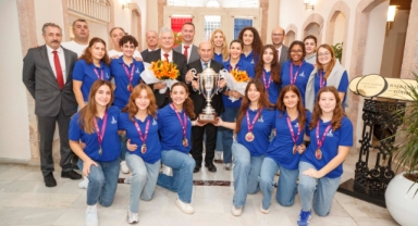 İzmir’in Avrupa şampiyonu takımı kupayı Başkan Soyer’e teslim etti