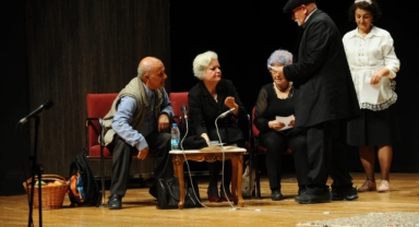 Karşıyaka'da Bilge Çınarlar yeni oyunuyla sahnede 