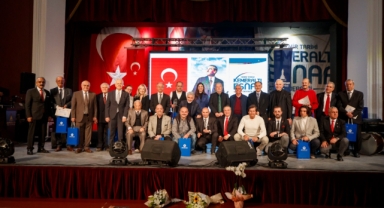 Kemeraltı’nın asırlık işletmelerine onur plaketi