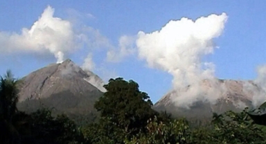 Lewotobi Yanardağı 21 yıllık aranın ardından yeniden faaliyete geçti 
