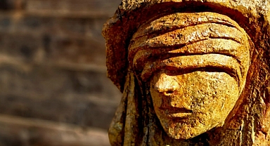 Ölmez ağacın gölgesinde 'Suretler'