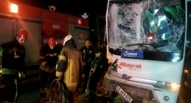 Servis minibüsü, TIR’a çarptı... Feci kazada can pazarı!