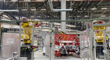 Tesla fabrikasında robot, işçiye saldırdı