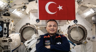 Alper Gezeravcı'dan ISS’de Türk bayraklı paylaşım