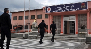 Antalya'da 233 hükümlü yakalandı, 540 şüpheli gözaltına alındı.