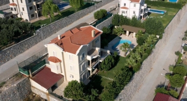 Bakırçay Üniversitesi Rektörü havuzlu villaya çökmüş!