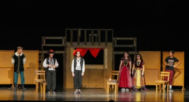 Gaziemir’in çocukları tiyatro sahnesinde büyüyor