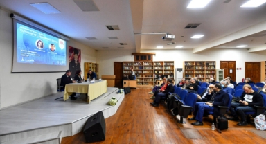 İzmir’de Cumhuriyet demokrasi ve siyaset konuşuldu