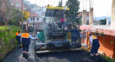 Karabağlar'da 2023'te 20 bin tondan fazla asfalt serildi