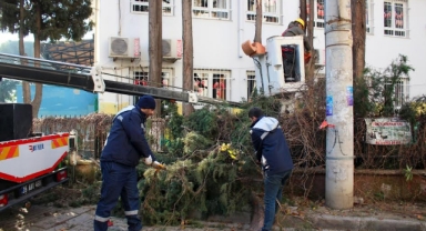 Karşıyaka’da çevre düzenleme çalışmaları hızla devam ediyor