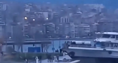 Konak'ta vapur karaya çıktı! 