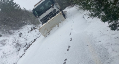 Yılın ilk kar yağışında kapanan yollar açılıyor